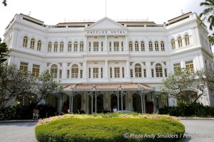 THE MAKING OF THE FAMOUS SINGAPORE SLING COCKTAIL AT THE RAFFLES HOTEL IN SINGAPORE