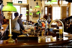 THE MAKING OF THE FAMOUS SINGAPORE SLING COCKTAIL AT THE RAFFLES HOTEL IN SINGAPORE