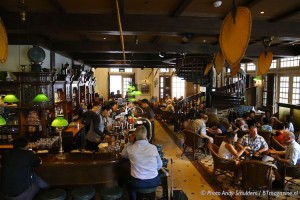 THE MAKING OF THE FAMOUS SINGAPORE SLING COCKTAIL AT THE RAFFLES HOTEL IN SINGAPORE