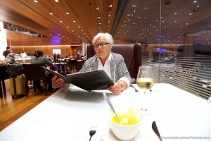 QATAR AIRWAYS BUSINESS CLASS SPECIAL ASSISTENTIE OUDEREN